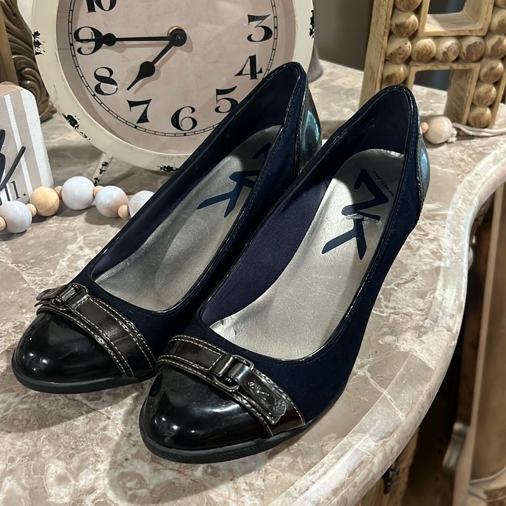 Anne Klein navy shoes. In good condition. Size 8